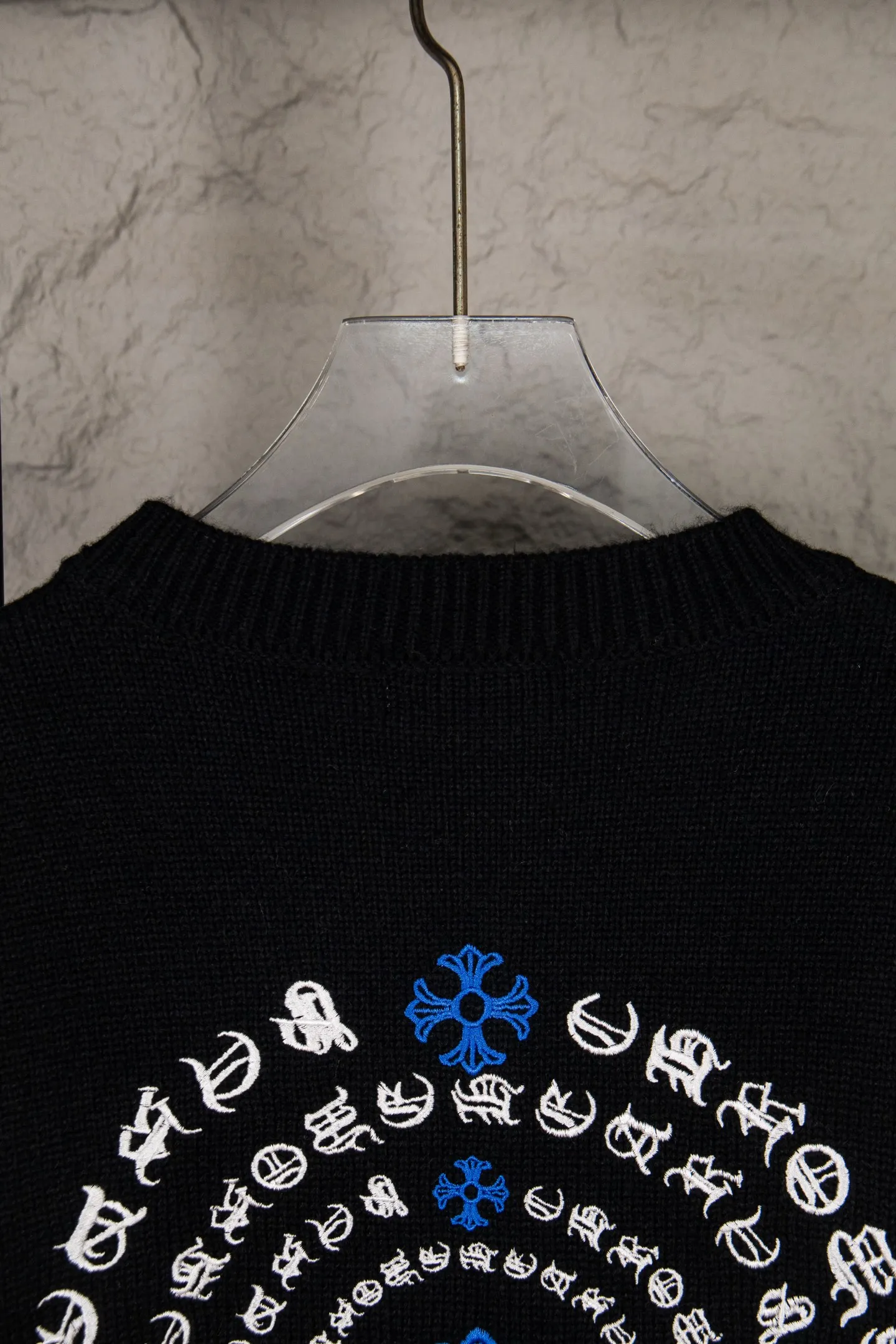 P260 Chrome Hearts CH Chrome Hearts Embroidered Disk Sanskrit Cross Hole Knitted Sweater Pullover. The popular style is the same for men and women. It is matched with black and white. It looks great in real life. The upper body looks good and it looks good in daily wear. It is even better when taking photos. It’s hard not to buy it. Buy it for me!!! Believe me, no one can refuse such a machine-length Chrome Hearts jacket. The version has been expanded based on the old version. The upper body is loose and stylish, and the hem is expanded to a casual design. Fat people look extremely slim, thin people have limited height and high-end. Ten thousand yuan ZP printing, 1:1 perfect restoration, looks good when worn alone or stacked, can be easily controlled by both men and women. If you care more about quality, you must also respect the price. It is completely different from the thin see-through bottoms and junk products on the market that pill when worn. If the style makes you shine at a glance, then quality is what you should pay more attention to. Compared with price, we focus on quality. Customers who have received my products all know it. ️️️ Sweaters on the market are generally made of bract core yarn. We use modal. The advantages over core-spun yarn are very intuitive: high cost, high price, high density, relatively expensive for developers, and let us make a lot less money. In addition, it is delicate, has no scum on the upper body, resists pilling, and is high-end. We are conscientious sellers and do not use core-spun yarn. Apart from being cheap, core-spun yarn is really useless. It shrinks, pills, hooks, and makes people pierced. He is proficient in everything. It is 2024. Who doesn’t want to look decent when they go out? Quality determines the upper body effect. No matter how bad the quality, the best style is still the temperament of the urban-rural fringe. We only do long-term business. Quality determines character. Take it back and wear it with confidence and wash it. The quality of the pattern will definitely make your eyes shine. We only make the right version of high quality. We make high-end hard goods. Reject junk goods and reject fast food. Conscientious quality and conscientious price. You deserve it!  Color: Black Beige Gray Size: S M L
